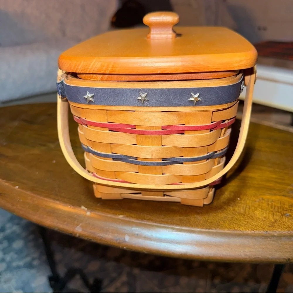 Longaberger 2002 Bee Basket W/ USA Flag Liner 2 Tie Ons Proudly Longaberger Lid